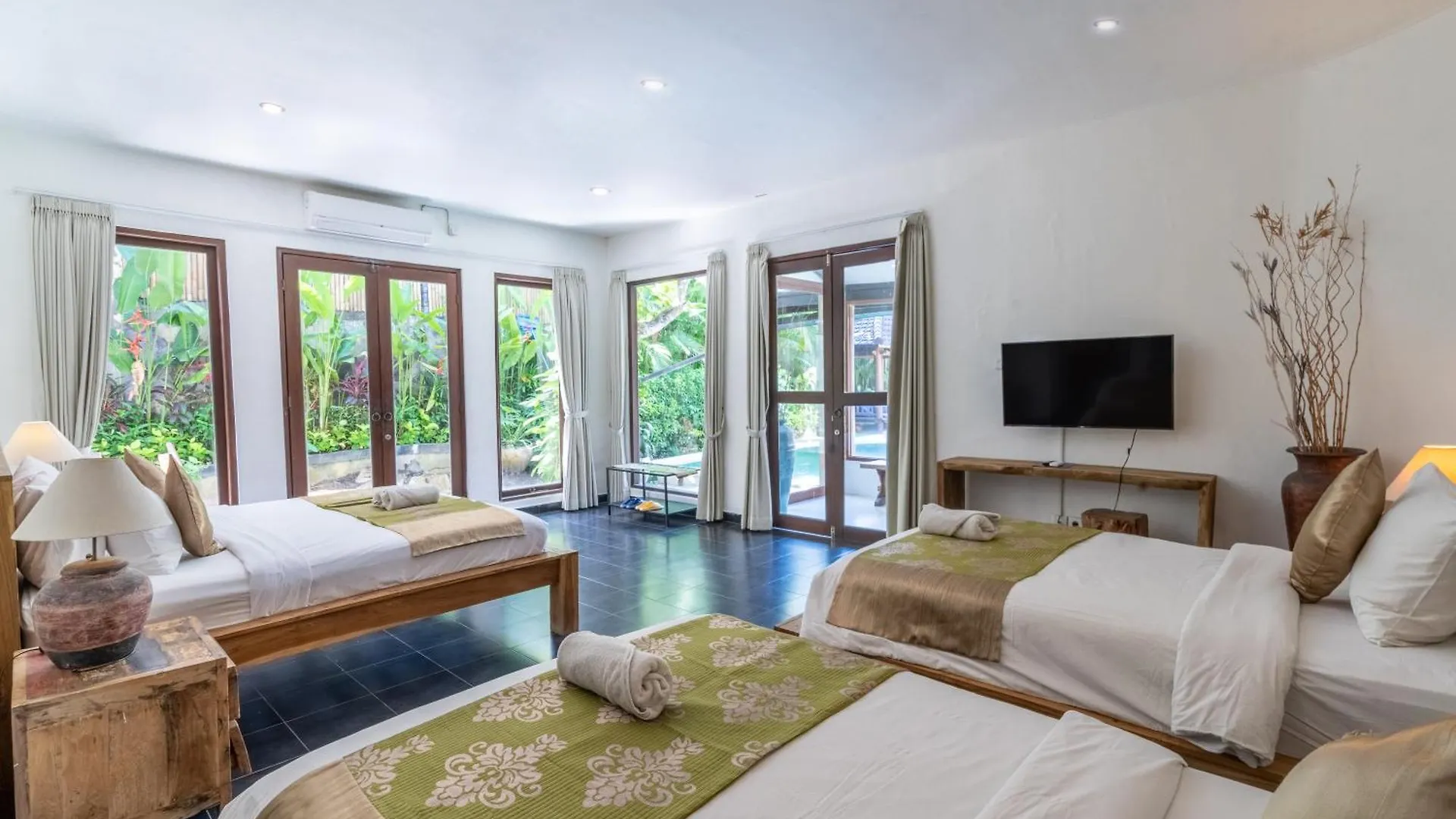 Enclose Living 5Br Villa Center Of Seminyak Near Beach Indonesia