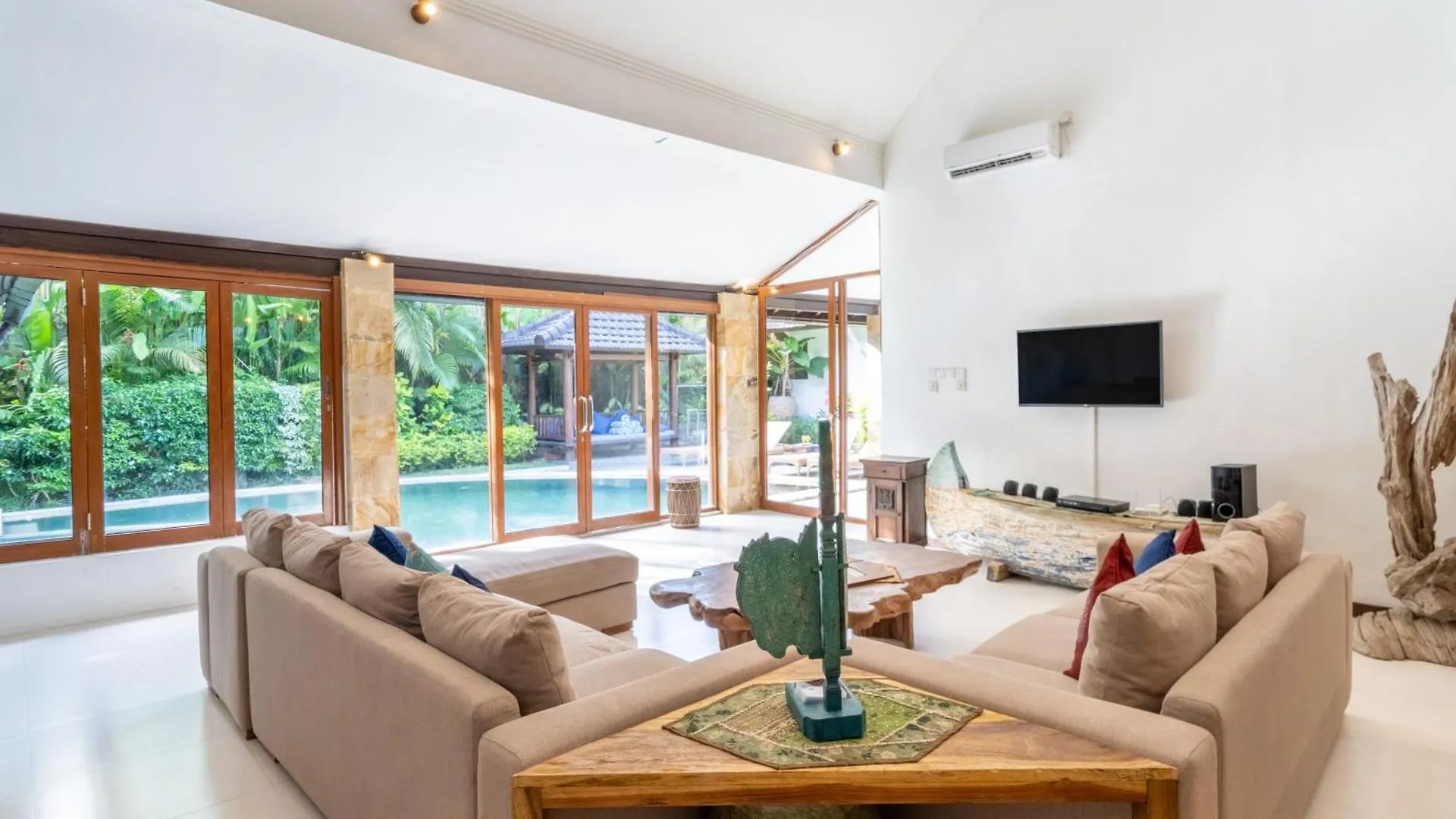 Enclose Living 5Br Villa Center Of Seminyak Near Beach