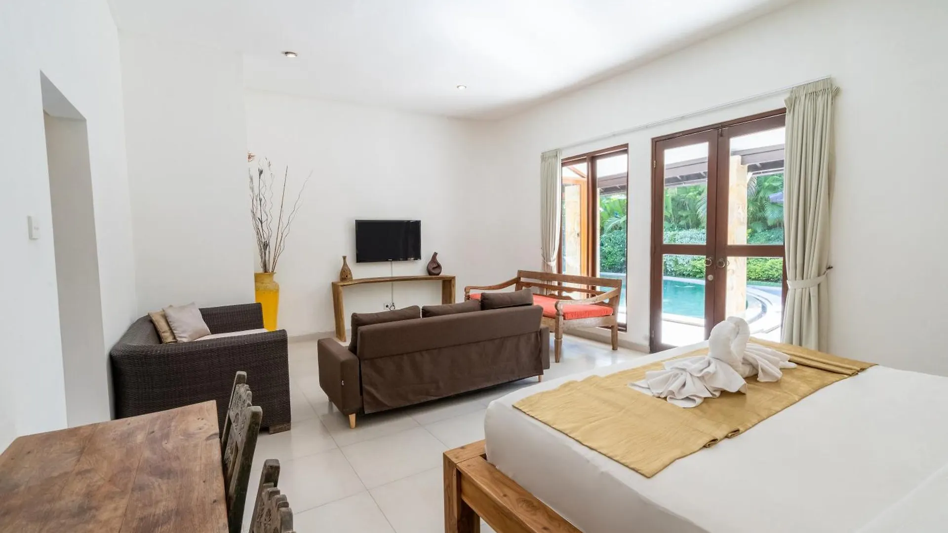 Enclose Living 5Br Villa Center Of Seminyak Near Beach Indonesia