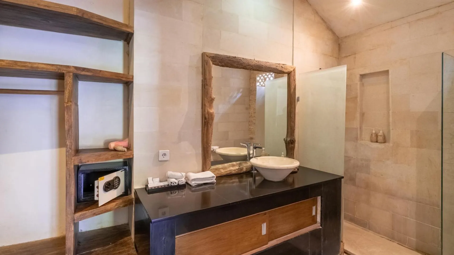 Enclose Living 5Br Villa Center Of Seminyak Near Beach Indonesia