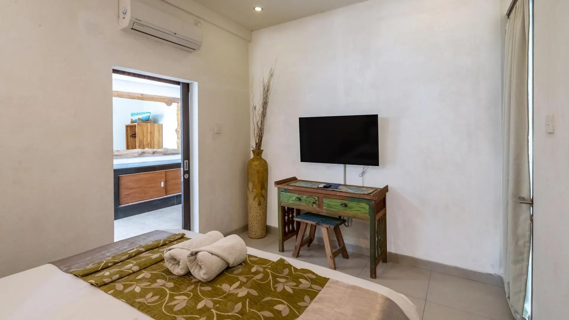 Enclose Living 5Br Villa Center Of Seminyak Near Beach 0*, Seminyak (Bali)