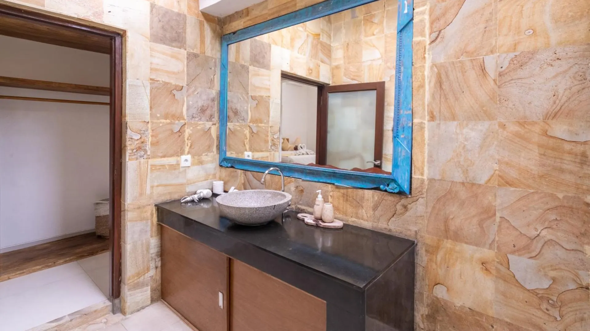 Enclose Living 5Br Villa Center Of Seminyak Near Beach Indonesia