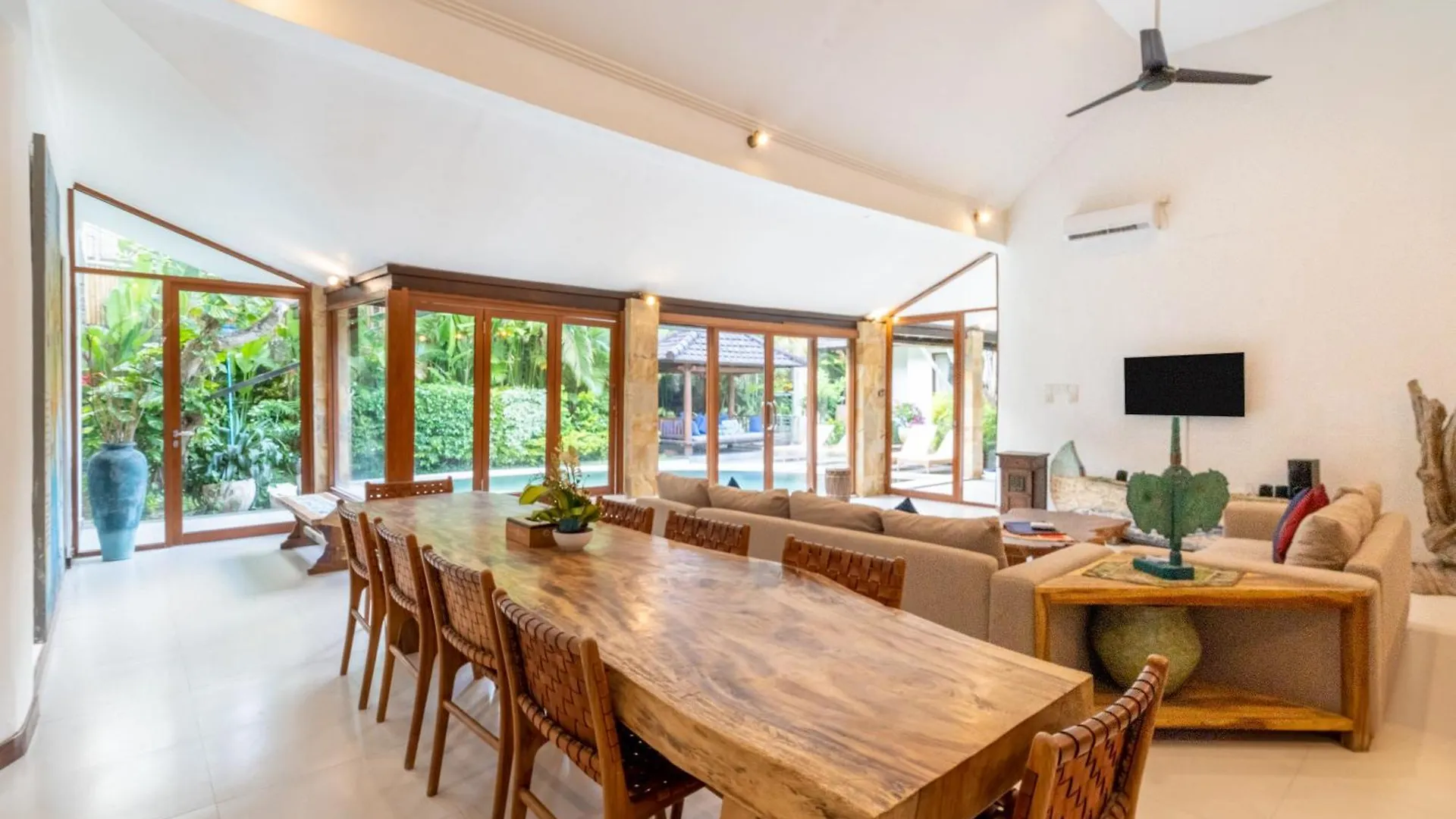 Enclose Living 5Br Villa Center Of Seminyak Near Beach Indonesia